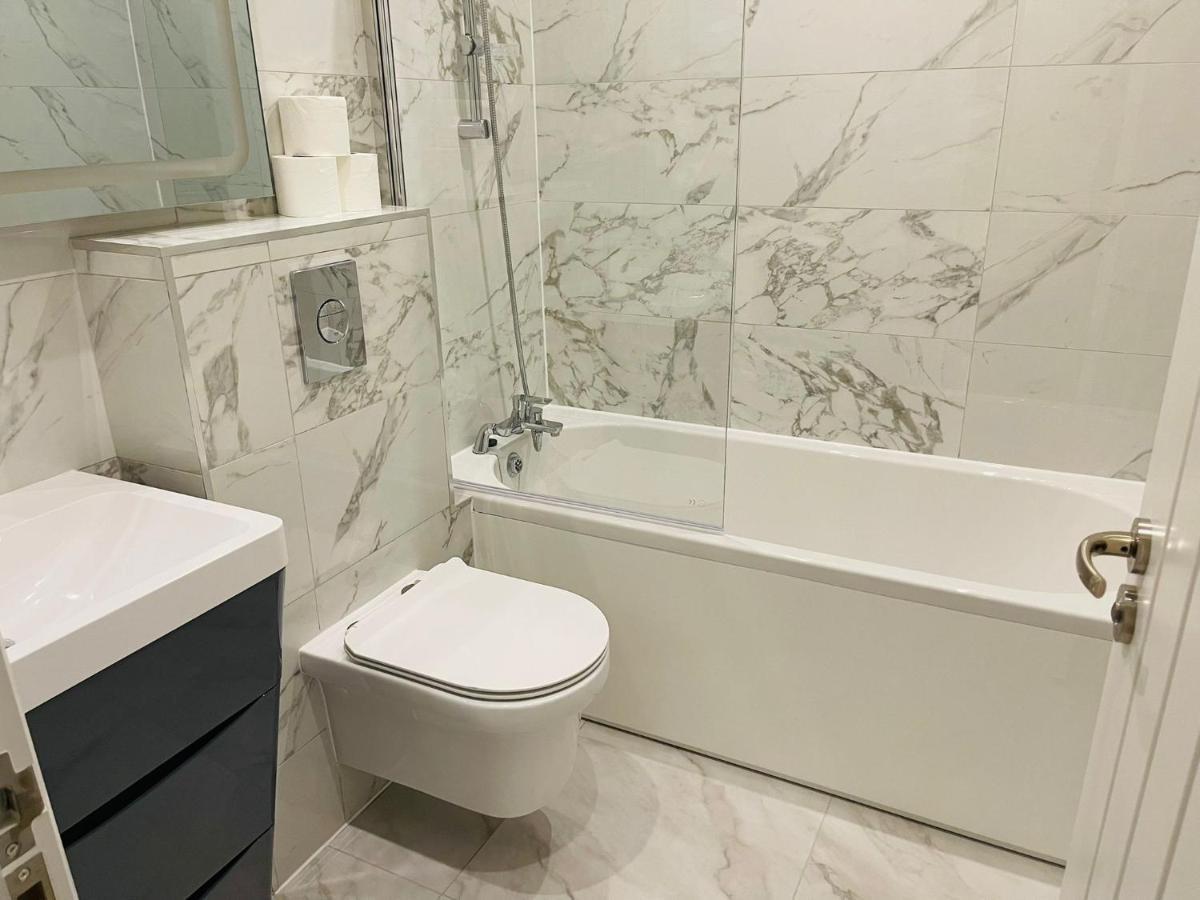 Salt Hill Windsor Legoland Eton Heathrow Luxury 2 Bed 1 Bath Free Parking Apartment Slough Luaran gambar